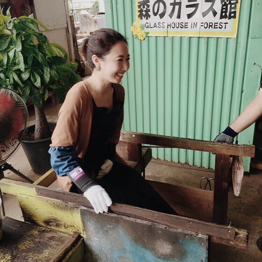 崎本ゆかりさんのインスタグラム写真 - (崎本ゆかりInstagram)「何気に初めての琉球ガラス体験🥃 昔大学の授業でガラス工芸やってたのを思い出…せなかった😂🤣🤣 型吹きをして飲み口の仕上げ作業まで、、あっとゆーまだし 簡単そうに見えて なかなか難しかったけど、すごく楽しかった〜😁 眉間のシワは真剣な証拠、ってことで。爆 グラスは定番の水色と迷ったけど、紫にしました🧸💜 …仕上がりは、如何に？ . . #琉球ガラス#森のガラス館#吹きガラス#吹きガラス体験#楽しい#でこぼこグラス#眉間にシワ#真剣#笑#おじちゃんの優しさ#癒された#沖縄#弾丸旅行#雨の沖縄#悪くない#思い出 #okinawa#ryukyuglass#fun#trip#instatrip#latergram#memories#💜」7月10日 12時27分 - yukariiiin5