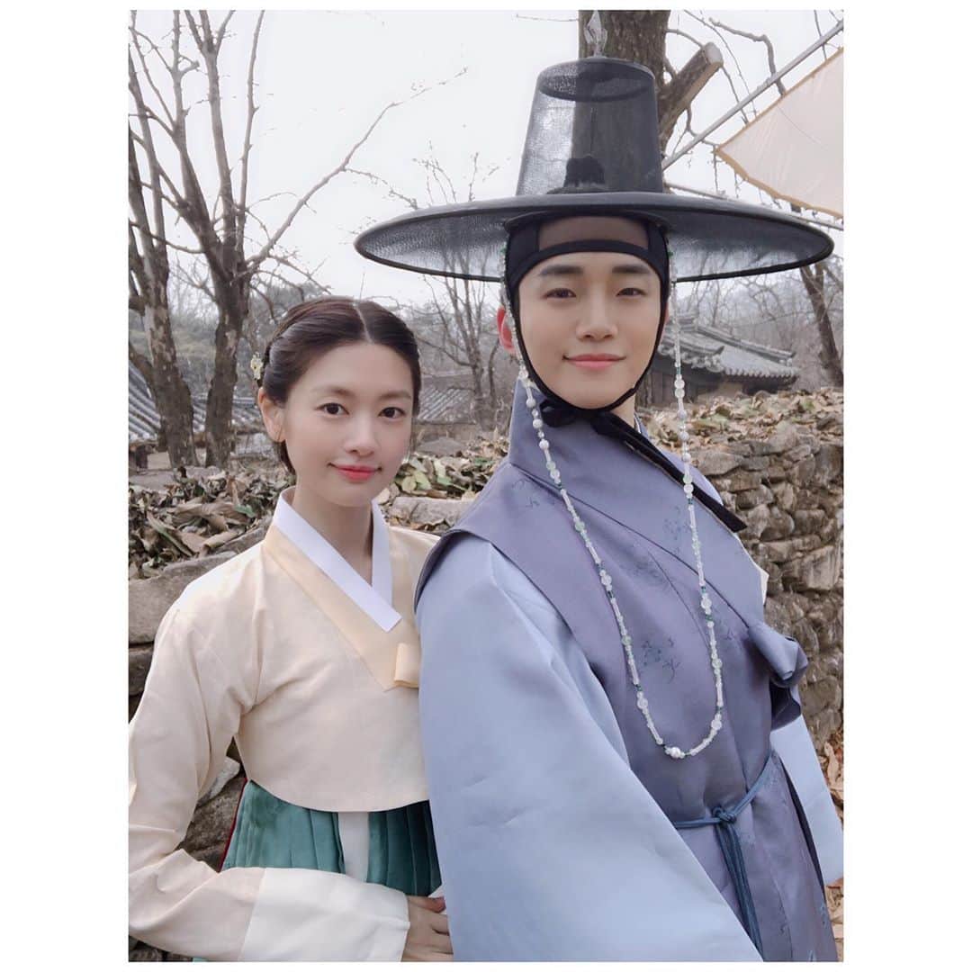 チョン・ソミンのインスタグラム：「웃기고, 예쁘고, 재밌고, 착하고, 귀엽고, 신박한 영화 #기방도령 오늘 개봉했어요:) 신나게 웃으러 극장으로 고고💕 고민할게 무어요. 그저 즐기시지요..! @le2jh 개봉기념 얼마없는 귀한 투샷 현장사진 투척🙂」