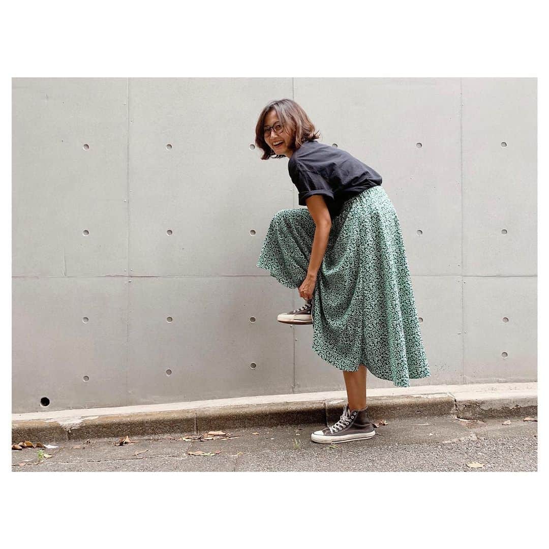 のインスタグラム：「展示会で大人気だった花柄スカート入荷致しました。 個人的にも2色買いしたくらい私もお気に入り♡ こちらはgreen。 もう1色はblackです。 ぜひチェックしてみてください🤗 #fashion #style #ootd #outfits #herfee2019aw #herfee」