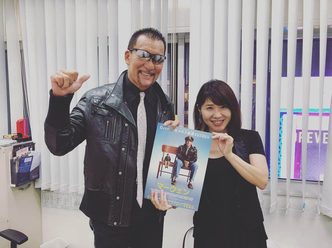 伊藤さとりさんのインスタグラム写真 - (伊藤さとりInstagram)「ロバート・ゼメキス監督の新作 「マーウェン」試写会 トークのお相手となった ゲストは 蝶野正洋さんでした。 プロレスの経験の中で 心を癒すことや 人助けをすることにも 積極的に感動していることでの 映画アンバサダー抜擢。 ヘイトクライムから 暴力を振るわれ 後遺症となるPTSDに悩まされた 実在する男性が 人形とのコミュニケーションで 徐々に克服していくていく作品。 「フォレスト・ガンプ」など 人と違うことは 本来は宝というゼメキス監督の 愛が詰まった人生応援歌。 人は皆、違うから魅力的。 個性は才能だから。  #マーウェン #映画 #蝶野正洋 #プロレスラー  #ロバートゼメキス #監督  #心の旅 #癒やし  #映画好きな人と繋がりたい  #フォレストガンプ  #実話 #箱庭療法  #ドールセラピー #心理療法 #ビンタ嫌い #シネマ  #トークイベント  #取材 #jwave #ラジオ  #試写会 #映画解説」7月10日 12時37分 - ito_satori