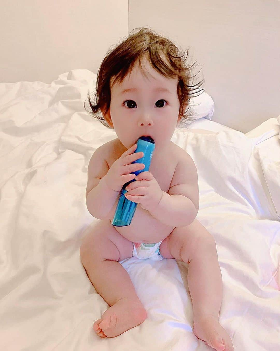 ?Yukihiro Ito?さんのインスタグラム写真 - (?Yukihiro Ito?Instagram)「🍼🍼🍼 ・ 朝から天使すぎて最&高👼🏼 ・ そろそろパンパースのCMの オファーとか来てもいいよ🙄 ・ ・ #ここだけの話 (´･Д･)」 ・ 今旅行中やねんけど どこに旅行してるんでしょうか？ めんそ〜れ🌺 ・ この問題は難しいかったかなー？ 難易度激高😩 現役東大生でも正解率2%🙄 ・ ・  #生後6ヶ月 #生後7ヶ月 #愛娘 #今日の咲凜 #えみり #emiri #ママリ #mamari #コドモノ #ベビフル #新米パパ #新米ママ #親バカ部 #親バカ #親ばか部 #親ばか #育児 #夫婦 #baby #赤ちゃん #赤ちゃんのいる生活 #えみり氏 #パンパース #赤ちゃんモデル #天使 ・ @babyful_official @kodomono_photo @mamari_official ・ @pampers_jp @moony_promotion @goon_indonesia @merries_official_jp ・ よろしくお願い致します🙄笑」7月10日 12時31分 - yukky0729