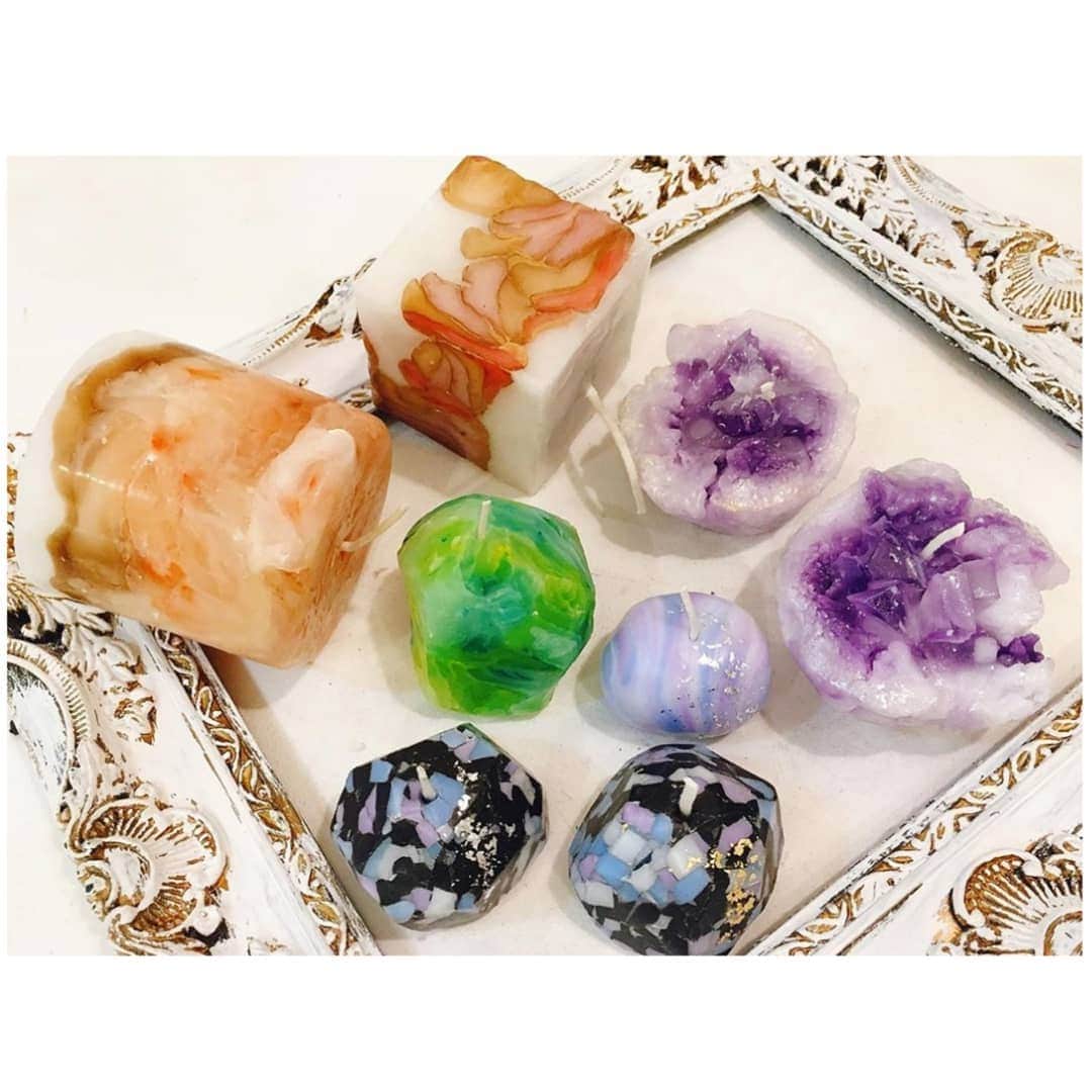 のインスタグラム：「先日 凄く久し振りに お勉強させて頂きました～  エムズキャンドル様にて。@ms.candle_minami 先生感謝です、ありがとうございました✨  出不精なので あまり勉強には行かないのですが  こういうことを修行という 言葉を使う人もいるけれど、  お金を出して得られる知識は 修行ではなく勉強です。 修行というのは、 自らが至難しなければ 到達できない世界を目指すことです。  と、脱線しましたが…  こんな作りかたがあるんだ、 と目から鱗。  元気で明るい先生を見て、 この作品を見て、 修行なさってるんだなぁと✨  私には全然ない世界観でしたので、 フィードバック出来ないのですが、  情熱頂きました！  先生のガラパゴス諸島での シュノーケリングの話が面白かったです🐢 ………………………………………………………………………………………… 「星座キャンドルをつくろう」 ⏺️日時…7/13（土）11~12時 ⏺️場所…ケイット@keitto_northobject ⏺️予約 Tel  06-4395-5648（ケイット） Keitto@northobject.com ………………………………………………………………………………………… 購入、販売&委託販売及び ワークショップ（9月以降） ご依頼などお問い合わせは、 DM もしくは slowel.candle@gmail.com  までご連絡ください。  #candle #stone #キャンドル#mscmineralcandle#mscgrasscandle #鉱石風」