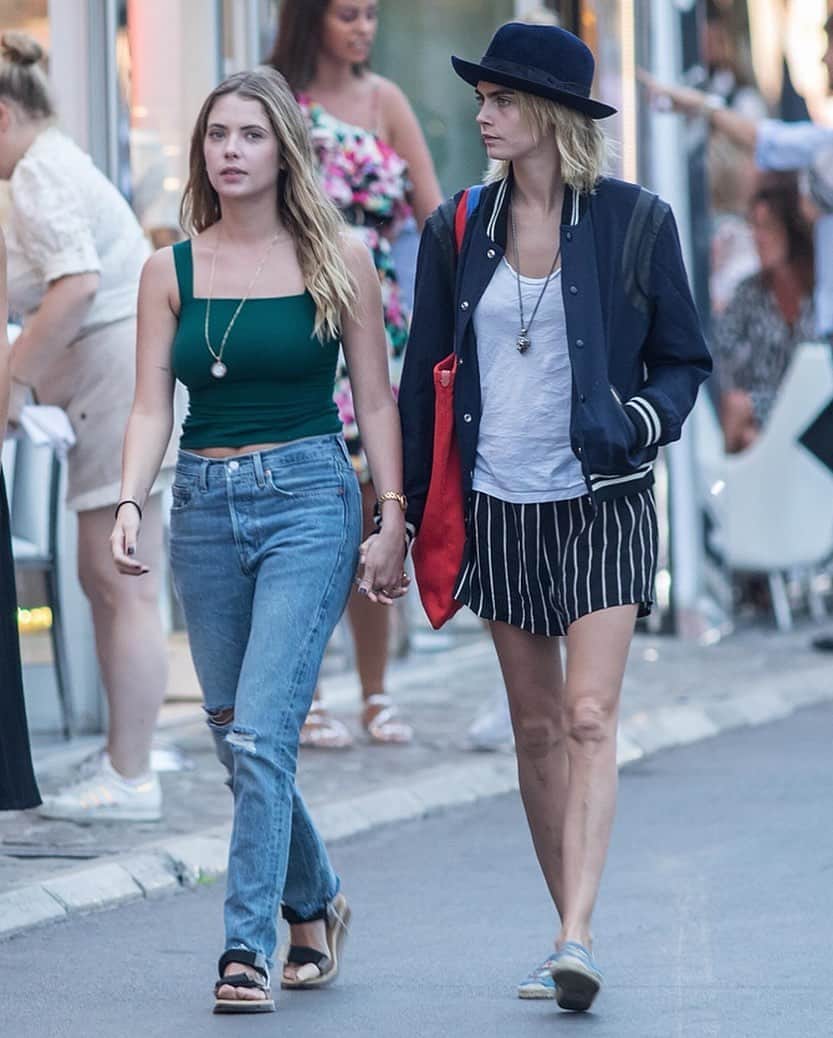 Just Jaredさんのインスタグラム写真 - (Just JaredInstagram)「These new photos of Ashley Benson and Cara Delevingne have fans predicting that they are engaged. Tap this photo at the link in bio to see why.  #AshleyBenson #CaraDelevingne Photo: Backgrid」7月10日 12時35分 - justjared