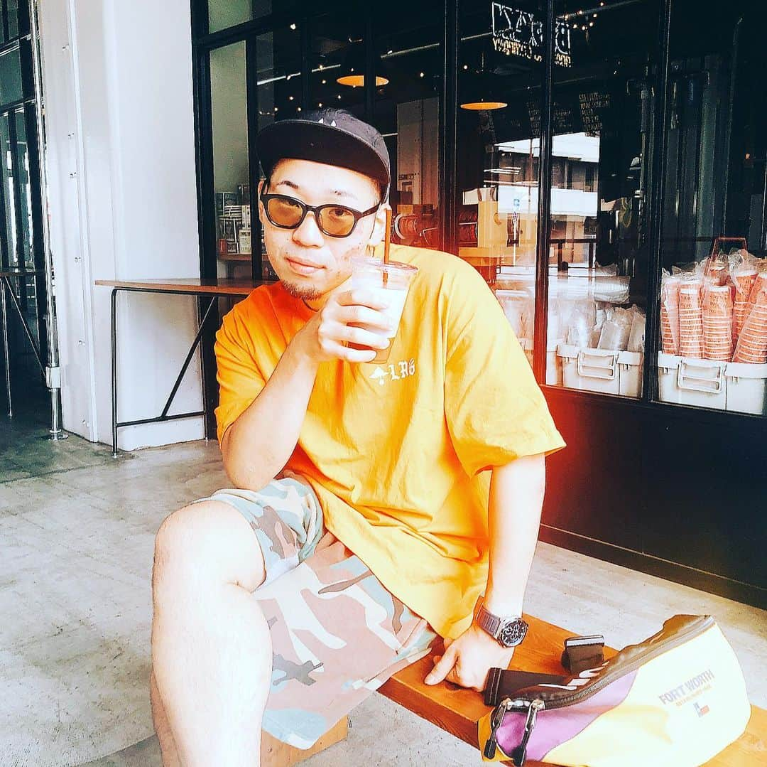 MOCAさんのインスタグラム写真 - (MOCAInstagram)「. . Day Off🤙 . Chill☕️🚬 .」7月10日 12時35分 - moca_berrygoodman