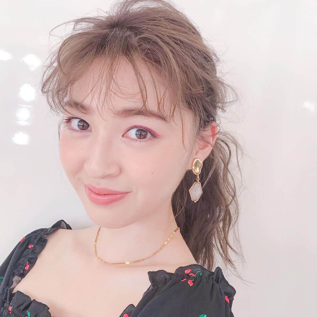 のインスタグラム：「この間の撮影での @seira_jonishi_tpd ちゃん🍒_  長井式アプリコットメイクのまま、目元をカラーライナーに変えただけ🍑😘_  #長井式メイク #長井メイク #アプリコットメイク #コーラルメイク #好感度メイク」