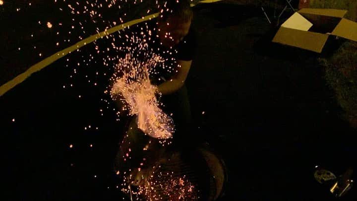 トム・リントンのインスタグラム：「@rickeburch throwing some charcoal on the grill for tonight’s bbq.」