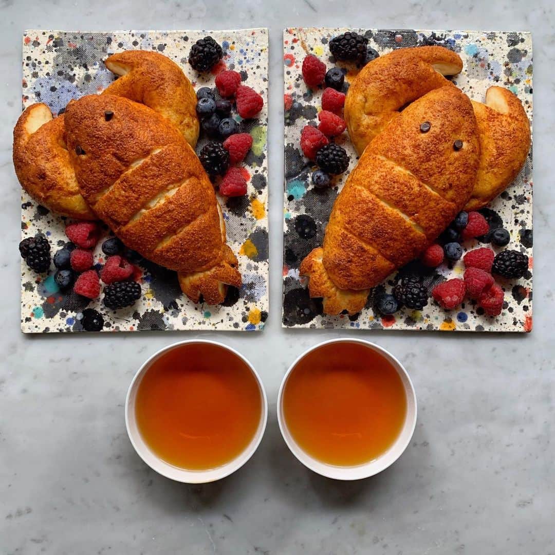 Symmetry Breakfastのインスタグラム：「Wednesday: Xiao Long Xia Mian Bao 小龙虾面包 🦞🍞 Chinese fresh water crayfish breads, the cutest incarnation from @lelecha_official where I picked these up from #notsponsored it’s currently the season in Shanghai for xialongxia, and you’ll see plenty of the live critters in shops and restaurants serving mounds of them with a beer. Second only in popularity and fame to the hairy crab season later in the year! #symmetrybreakfast #shanghainese #chinesefood」