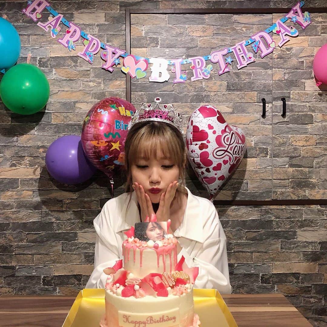加藤玲奈のインスタグラム：「22歳になりました😆🎂 たくさん笑ってたくさん幸せを感じられる年にしたいです。 そして大人の自覚を持ち、中身も素敵な女性になれるように頑張ります。 22歳の加藤玲奈もよろしくお願いします😌」