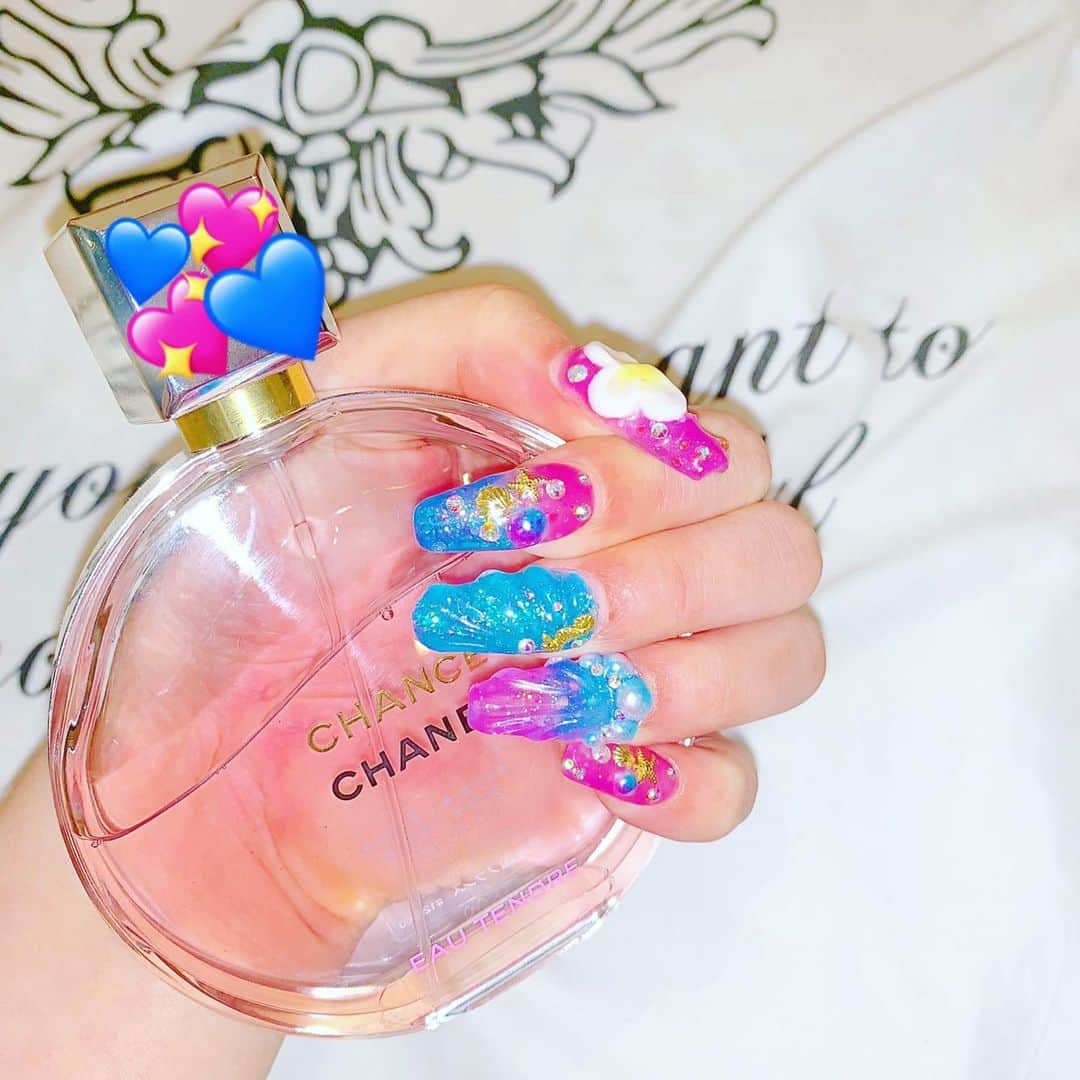 アンジェリカのインスタグラム：「すーぱー可愛い🌺💖 マーメイドねいる🧜‍♀️✨ (@nailsgogo ) .  #ネイル #ネイルデザイン #マーメイドネイル #summerネイル #渋谷 #chanel #香水」