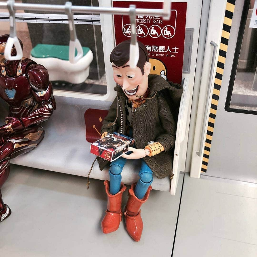 9GAGさんのインスタグラム写真 - (9GAGInstagram)「Daily life of creepy Woody in Hong Kong 📸 @playmmo - #toystory #pixar #hongkong #9gag」7月10日 13時05分 - 9gag