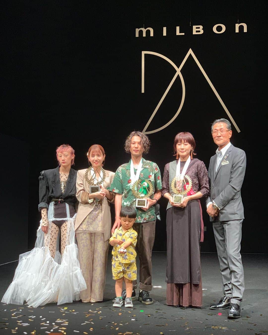 ミルボン Milbon for designer japanのインスタグラム：「【DA of the Year発表】 DA-PHOTO WORKS- REALITIVE PATCH HAIR 松垣智大さん（福岡） . DA-PHOTO WORKS- AVANT-GARDE BRUSH髪の館 柴田衣美子さん（岡山） . DA-INSPIRE LIVE- Daisy 矢冨カレンさん（福岡） . おめでとうございます！DA-PHOTO  WORKS-の結果と審査コメントは、WEBサイトにて公開しましたので、是非ご覧ください。 http://www.milbon.co.jp/education/da_award2019/ . 全体の総評や一次・二次通過者リスト、学生部門の発表はこちらからご覧ください。 http://www.milbon.co.jp/education/da_photoworks_2019/ . DA-INSPIRE LIVE-のFINALで創作されたデザインは改めて公開致しますので、楽しみにお待ちください。 . #milbon #milbonda #da #dainspire #dainspirelive #daphotoworks #realitive #avantgarde #daaward #award #daoftheyear #design #hair #photo #ミルボン #ミルボンDA #DA #DAインスパイア #DAインスパイアライブ #DAフォトワークス #リアリティブ #アバンギャルド #DAアワード #アワード #DAオブザイヤー #デザイン #ヘア #フォト #美容師 #美容学生」