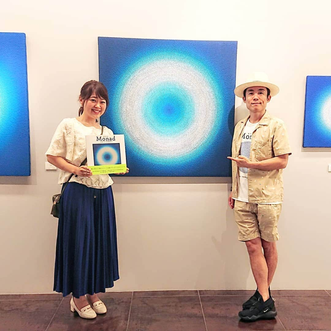 滝香織さんのインスタグラム写真 - (滝香織Instagram)「先日、#GOMA さんの個展にお邪魔してきました🎵 #谷川俊太郎 さんの詩とコラボした詩画集#Monad 刊行記念の絵画展  #ディジュリドゥ奏者 であり、#画家 でもあるGOMAさん 交通事故で生死の境をさ迷い、生還してから突然絵を描くようになったそうです。 光に吸い込まれるような、光がうごめくような不思議な世界。  #yoga で繋がったご縁。 チームで#ソフトGOMAヨガ という謎のクラスを作りました。笑 ゴマのポーズなるものがあるんです😁 楽しかったな～😆 まだ演奏を生で聞いたことがないので、今度ぜひライブに行ってみたいなと思います！  この個展は#新宿高島屋 10階の#美術画廊 で7月15日(祝・月)までです。ぜひ☆  #アート #ディジュリドゥ #ヨガ #あいテレビ #アナウンサー #愛媛 #art #music」7月10日 13時05分 - kaorin_taki