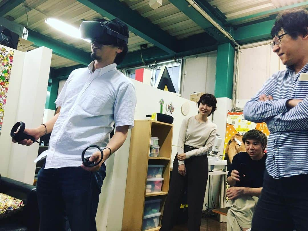 kanikapilaさんのインスタグラム写真 - (kanikapilaInstagram)「Oculus questをカニカピラで体験…。 普段は生真面目な田中も最先端技術の前では腰を振って踊ってました。  最高にほしい。  #日常 #カニカピラ #kanikapila #カニスタグラム #東京 #中目黒 #デザイン事務所 #oculusquest #VR」7月10日 13時17分 - kanikapila_design