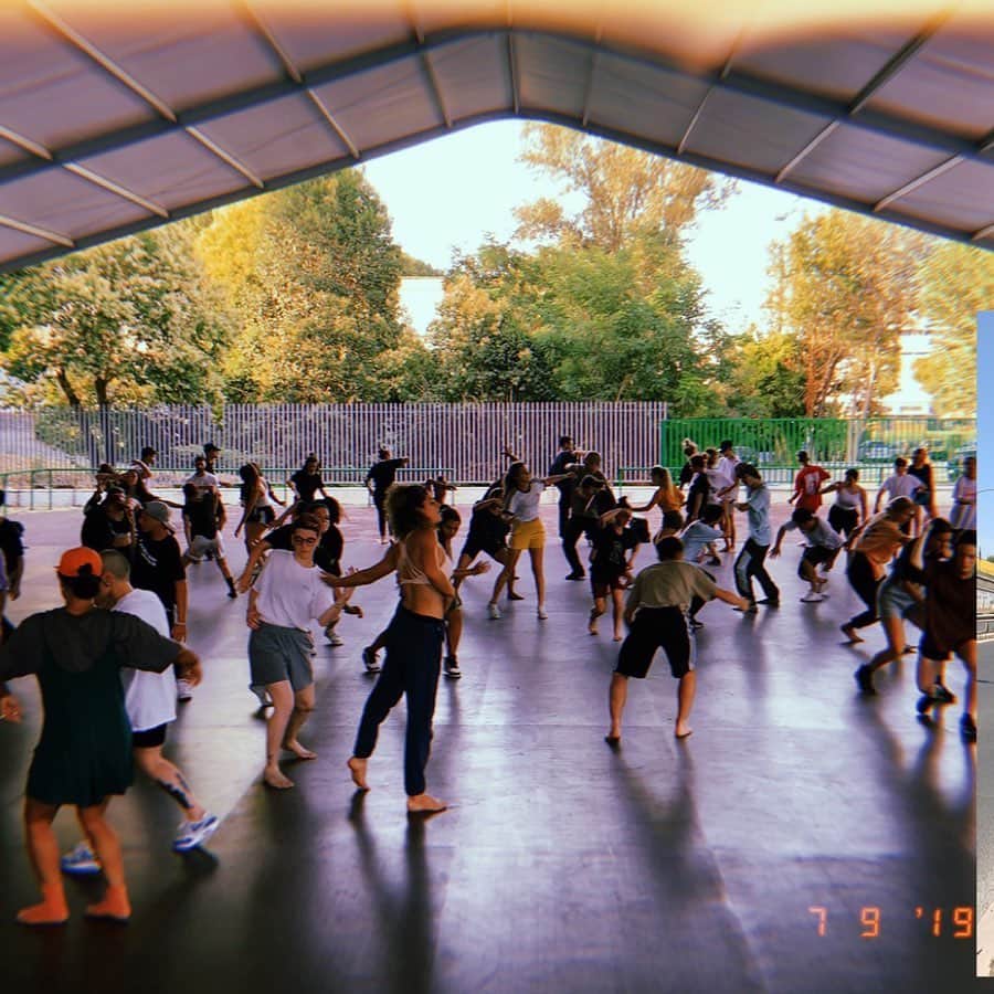のインスタグラム：「Summer heat out here in Rome is crazy🥵💦s/o to walking in the blazing sun for 30 minutes to get to camp🥴Thx @projecthomedance 😅 Also my long time friend @junquemado speaks Italian now wtf that’s cool. 🇮🇹 . . . I found out about 80 percent of students here at @idancecampofficial have never experienced my class. It was really cool to introduce myself to a new generation of movers🙏🏽💛Also @zaccmilne you’re crazy 👏🏽👏🏽👏🏽 @flaminia.genoese you already know🐙」
