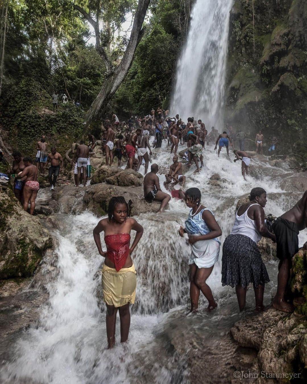 ジョン・スタンメイヤーさんのインスタグラム写真 - (ジョン・スタンメイヤーInstagram)「Please Swipe ~ Feels right to go deep in the giving of water, here sharing a continuum from yesterday...the beautiful magnificence of the religious ceremony known as Saut D’Eau, amongst the rocks and humanity that creates this beauty in mountains of Ville Bonheur, Haiti. - @natgeo @natgeoimagecollection #haiti #SautDEau #water #waterfall #sacredwater #prayer #panorama」7月10日 13時31分 - johnstanmeyer