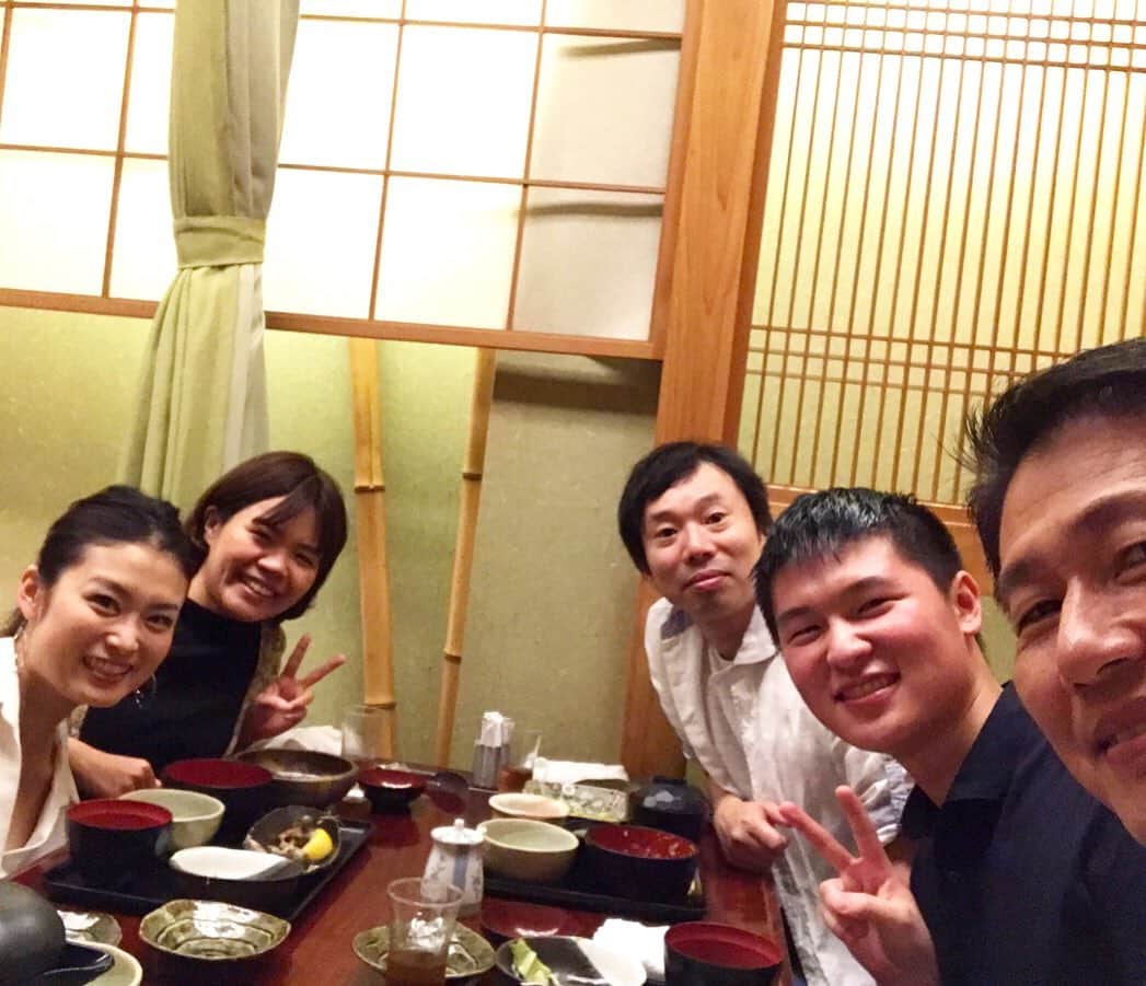ベンチャーリパブリックのインスタグラム：「【7月の交流ランチ①】 * 管理部によってランダムに組まれたメンバー＆海外インターン生との交流ランチが始まりました！一番手のグループは・・何を食べたのかはサッパリわかりません🤣 * * 予算1500円内で食べても、自分でプラスして豪華にするのも自由。普段は話す機会の少ないスタッフとも交流できる貴重な会です♪  #nishiazabu #lunch #nishiazabu #traveljp  #venturerepublic #linetraveljp #intern #ランチ #西麻布 #ベンチャーリパブリック #予算は1人1500円」
