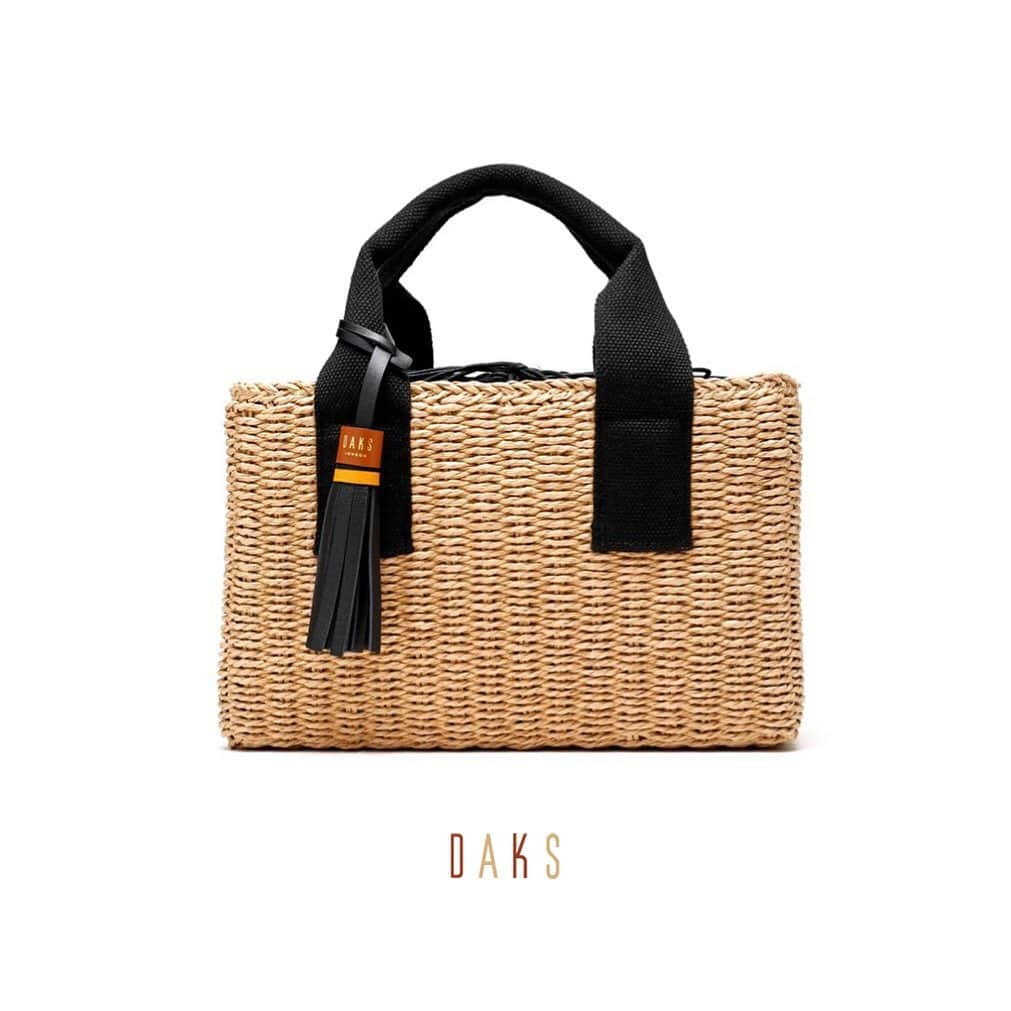 DAKS Koreaさんのインスタグラム写真 - (DAKS KoreaInstagram)「• DAKS accessories . 올 여름, 이국적인 무드의 라탄백 하나면 일상부터 바캉스까지 센스있는 썸머룩 완성! 블랙 테슬 참 디테일의 라탄 토트백은 LF몰에서 예약판매로 만나볼 수 있습니다. . [예약판매] #DCBA9E968I2 . #닥스 #닥스코리아 #닥스액세서리 #DAKS #DAKSACCESSORIES #Lfmall #닥스가방 #여름가방 #썸머백 #라탄백 #라탄토트백 #여름백추천 #여성가방추천 #패션 #스타일 #데일리룩 #여성가방 #가방스타그램」7月10日 13時48分 - dakskorea_accessories