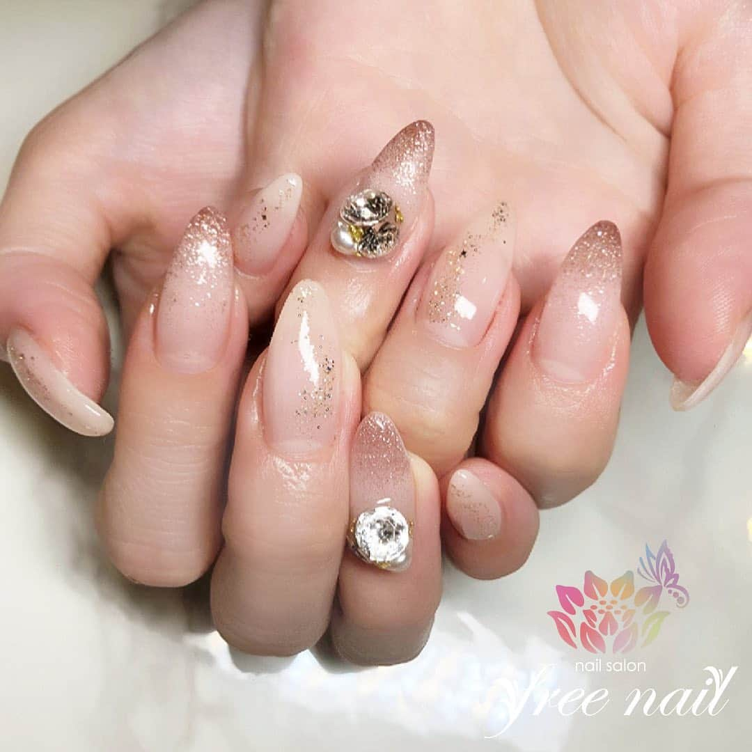 ネイルアーティストRYさんのインスタグラム写真 - (ネイルアーティストRYInstagram)「. シンプルグラデネイル💅🏻💗✨ . ビジューで華やかに💎✨ . #ネイリスト #ネイルアーティスト #ネイルアート #ネイルチェンジ #ネイルサロン #自宅ネイルサロン #大阪ネイルサロン #ネイルパーツ  #ネイルスクール #ネイル動画 #ジェルネイル #ネイルデザイン #ラメグラデーションネイル #ラメグラ #ビジューネイル #vカットストーン #クリアネイル #ベージュネイル #デザインネイル #トレンドネイル #シンプルネイル #大人ネイル #モテネイル #上品ネイル #夏ネイル #サマーネイル #美甲 #日式美甲」7月10日 13時47分 - nail_artist_rm