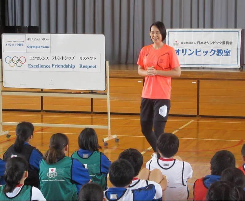 大山加奈さんのインスタグラム写真 - (大山加奈Instagram)「. . 先日、久しぶりに オリンピック教室の 講師を務めてきました‼︎ . . 狭山市立西中学校の 2年生のみなさんと オリンピックバリューについて 勉強をしました‼︎ . オリンピックというのは 世界一を決めるための 大会ではありません。 . . こういった考え方が広まることが 勝利至上主義からうまれる 行き過ぎた指導が淘汰されていく 未来へ繋がっていくと思うのです。 . . 2020大会を機に 本来のスポーツの価値、 オリンピックの価値が 広まっていくことを願います。 . . #JOC #オリンピック教室 #オリンピックムーブメント #オリンピックの価値  #スポーツの価値 #オリンピックバリュー #TOKYO2020 #asics #アシックス #asicsvolleyball」7月10日 13時48分 - kanaoyama0619