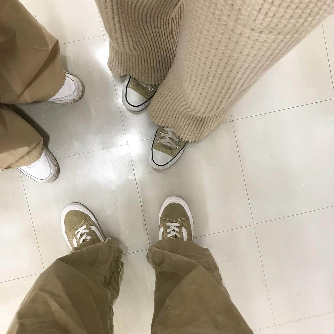 長谷川あやさんのインスタグラム写真 - (長谷川あやInstagram)「👧👧👧 #converse #vans #sneaker #beige ・ ・ ・ 偶然みんなベージュだった日😋」7月10日 13時40分 - ayasuke_0516