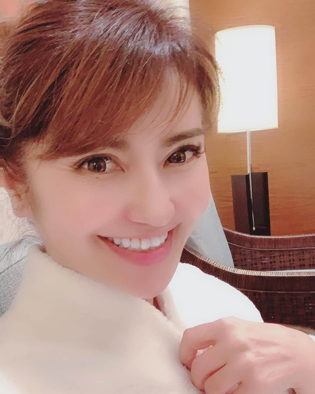 selfieneのインスタグラム：「#1人旅もいいね  色々#考える時間 がある #仕事もはかどる w  今起こっている事は #全て自己責任  #自分のせい だと思っている #良い事も悪い事も  #誰かのせいにしてるうちは前進できない #諦める事も大事  ましてや#嫌がらせしてくるなんて最低 な人間 しかも当事者以外に  今の事象を振りちぎるほど #超速で前進する から ごちゃごちゃ言っても #もう手が届かない よw  #スパ来たよ #モコモコガウン 💕 #海外旅行  #起業女子  #不労所得 #不老不死 w #dna が全て」
