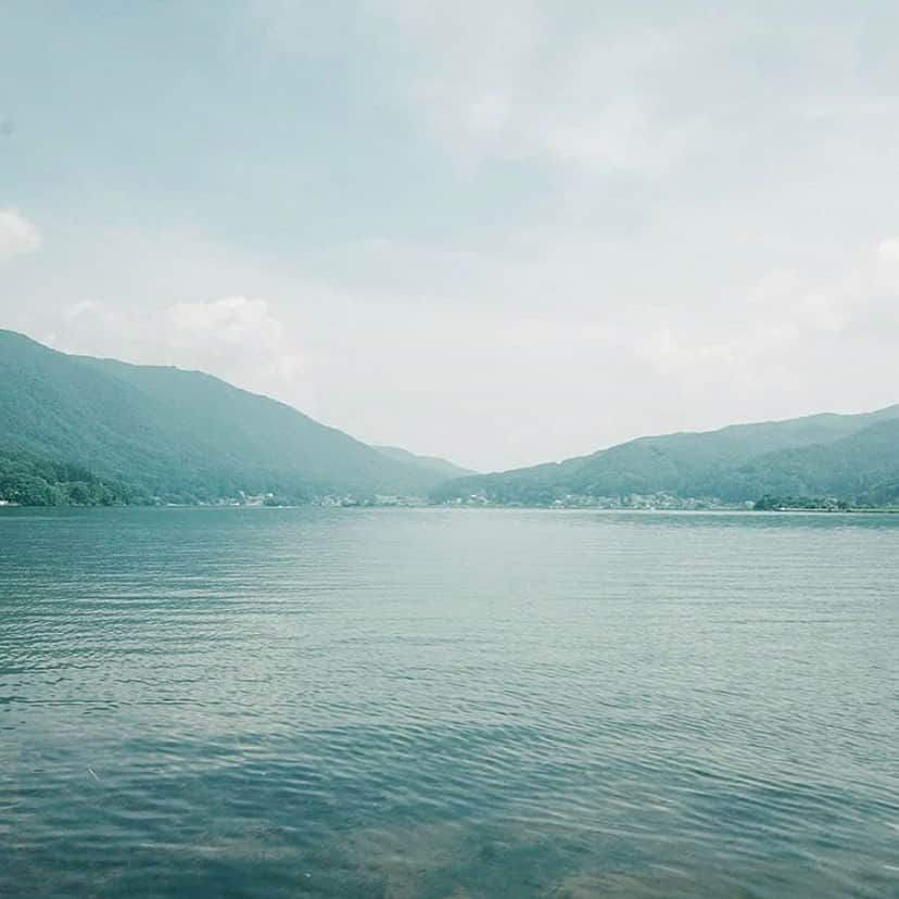 坂本美雨さんのインスタグラム写真 - (坂本美雨Instagram)「長野県 木崎湖で開催されるフェス《alps bookcamp》に今年おさそいいただきました。美しい湖畔、安らかな音の中で、気の向くまま本をめくる。そんな穏やかな週末を。 . わたしは16時から歌います。 メンバーは、この日「みどり」（森ゆに/田辺玄/青木隼人）としても出演する田辺玄くんがギターを、バンド「COINN」のリーダーでもあり保育園の園長先生でもあり頼れる齋藤紘良さんがチェロを弾いてくれます。 タイムテーブルは2枚目に。 みんなといい夕暮れをすごせたらいいな。 #alpsbookcamp ○写真はすべて @alpsbookcamp より」7月10日 13時54分 - miu_sakamoto