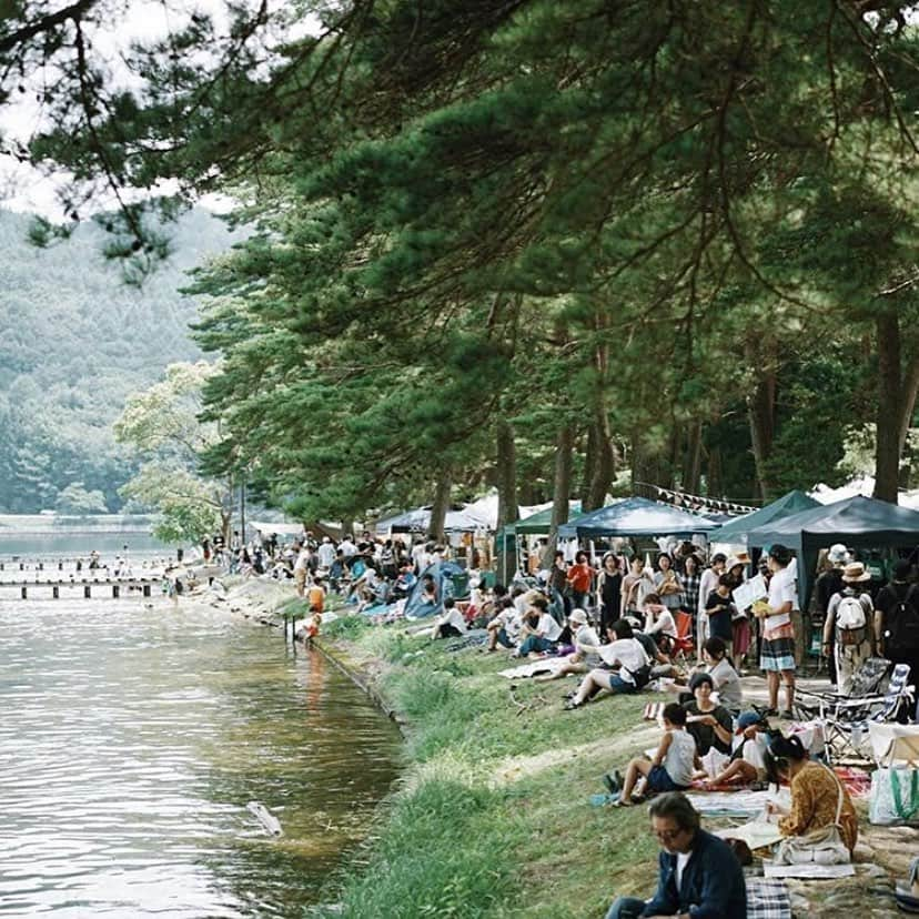 坂本美雨さんのインスタグラム写真 - (坂本美雨Instagram)「長野県 木崎湖で開催されるフェス《alps bookcamp》に今年おさそいいただきました。美しい湖畔、安らかな音の中で、気の向くまま本をめくる。そんな穏やかな週末を。 . わたしは16時から歌います。 メンバーは、この日「みどり」（森ゆに/田辺玄/青木隼人）としても出演する田辺玄くんがギターを、バンド「COINN」のリーダーでもあり保育園の園長先生でもあり頼れる齋藤紘良さんがチェロを弾いてくれます。 タイムテーブルは2枚目に。 みんなといい夕暮れをすごせたらいいな。 #alpsbookcamp ○写真はすべて @alpsbookcamp より」7月10日 13時54分 - miu_sakamoto