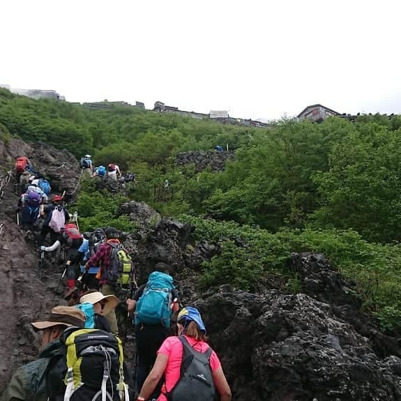 桜花さんのインスタグラム写真 - (桜花Instagram)「富士山開山＼(^^)／🗻🌷✨ 沢山の色々な山も開山し、 夏山シーズン！始まりましたね🍀  楽しみです✨✨ 一度きりの2019夏！🍀 安全に楽しく楽しみましょう〜✨ 写真は昨年7/3の富士登山🗻🌷 #午後もナイスにゴーゴー #午後  #富士山  #開山 #山開き  #山登り  #mountain #mountains  #mountaingirl #山登り大好き芸人」7月10日 14時00分 - mountainohka