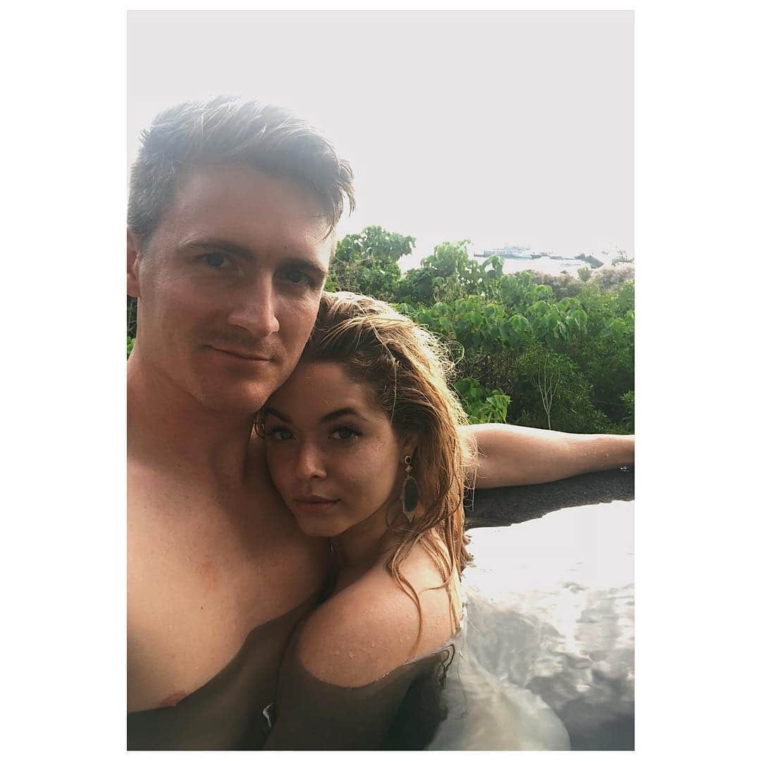 サーシャ・ピーターズのインスタグラム：「Dreaming about being on an island right now...where should we go next? 🥰@hudsonsheaffer」