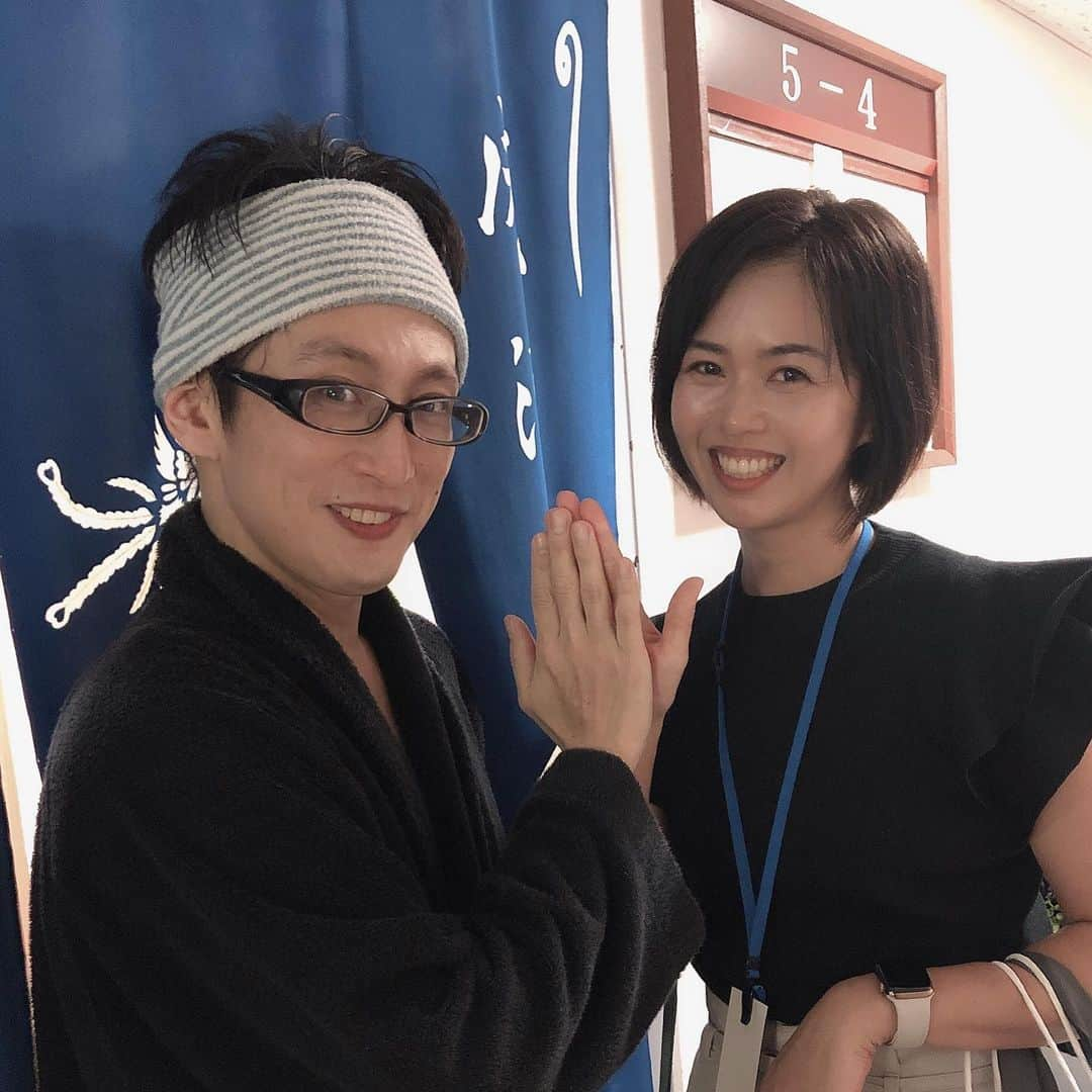 倉田亜味さんのインスタグラム写真 - (倉田亜味Instagram)「ルキーニの成河君とクラタッチ  #エリザベート #帝国劇場 #観劇 #ルキーニ #成河 君 #夏の夜の夢 で #共演 しました #ルキーニ の #最初の第一声 #たまらない #ぜひ観ていただきたい #わかる方コメントください #ぜひ共有したいです #香寿たつき さんの #ゾフィ #最高 #倉田とハイタッチ #クラタッチ #トライアスロンへの応援 #ありがとうございます #クラタッチ1000 #79人目 #KT0079 #swimming #cycling #running #triathlon  #いつかはアイアンマン  #倉田あみ #kurataami #くらたあみ」7月10日 14時06分 - kurata_amigram