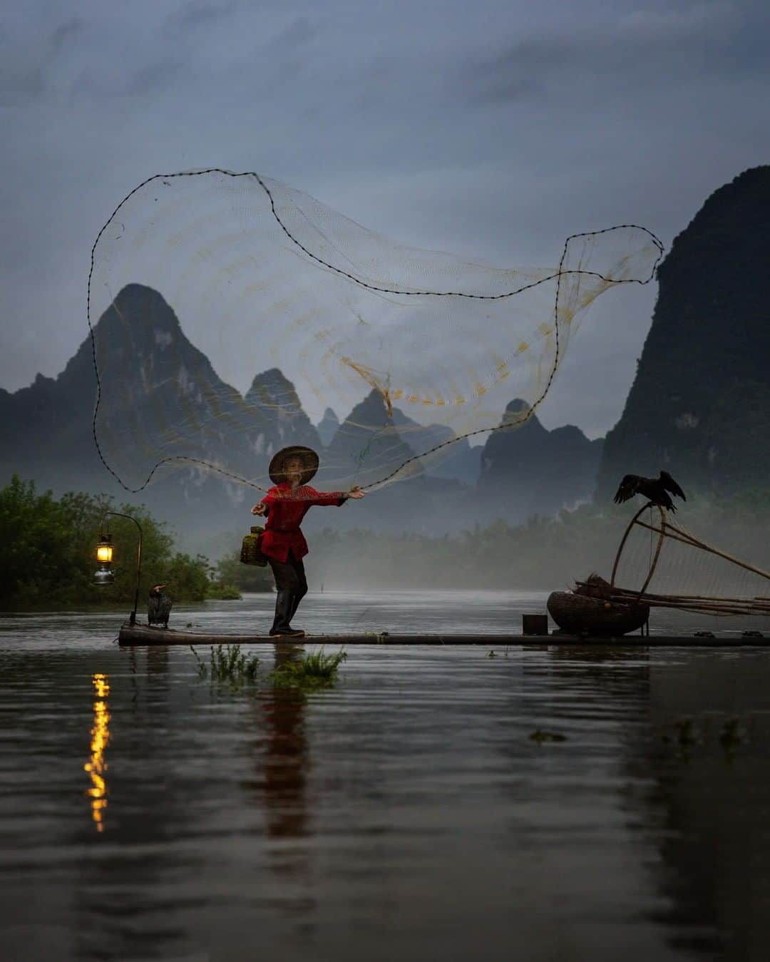 Canon Asiaのインスタグラム：「“I took this shot of a graceful cormorant fisherman in action at Xingping, China. Fishermen are one of my favourite subjects to shoot at the moment. They throw the net with an air of finesse and the action is spectacular. I’ve never seen a fisherman with a bad throw.” • Ever heard of cormorant fishing? 🤔 It is a traditional method of fishing that dates back hundreds of years ago. With the help of trained aquatic birds known as cormorants, fishermen get their catch 🎣 from the river. How fascinating! • 📷 Image by @rakesh.pulapa shot using the Canon EOS 5D Mark III | Canon EF 24-70mm f/2.8L USM Lens | f/2.8 | 1/400s | ISO 500 | 70mm  Want your photos to be featured too? Tag them with #canonasia !  #canonasia #photography #canonphotography #cormorant #china #ig_china #fisherman」