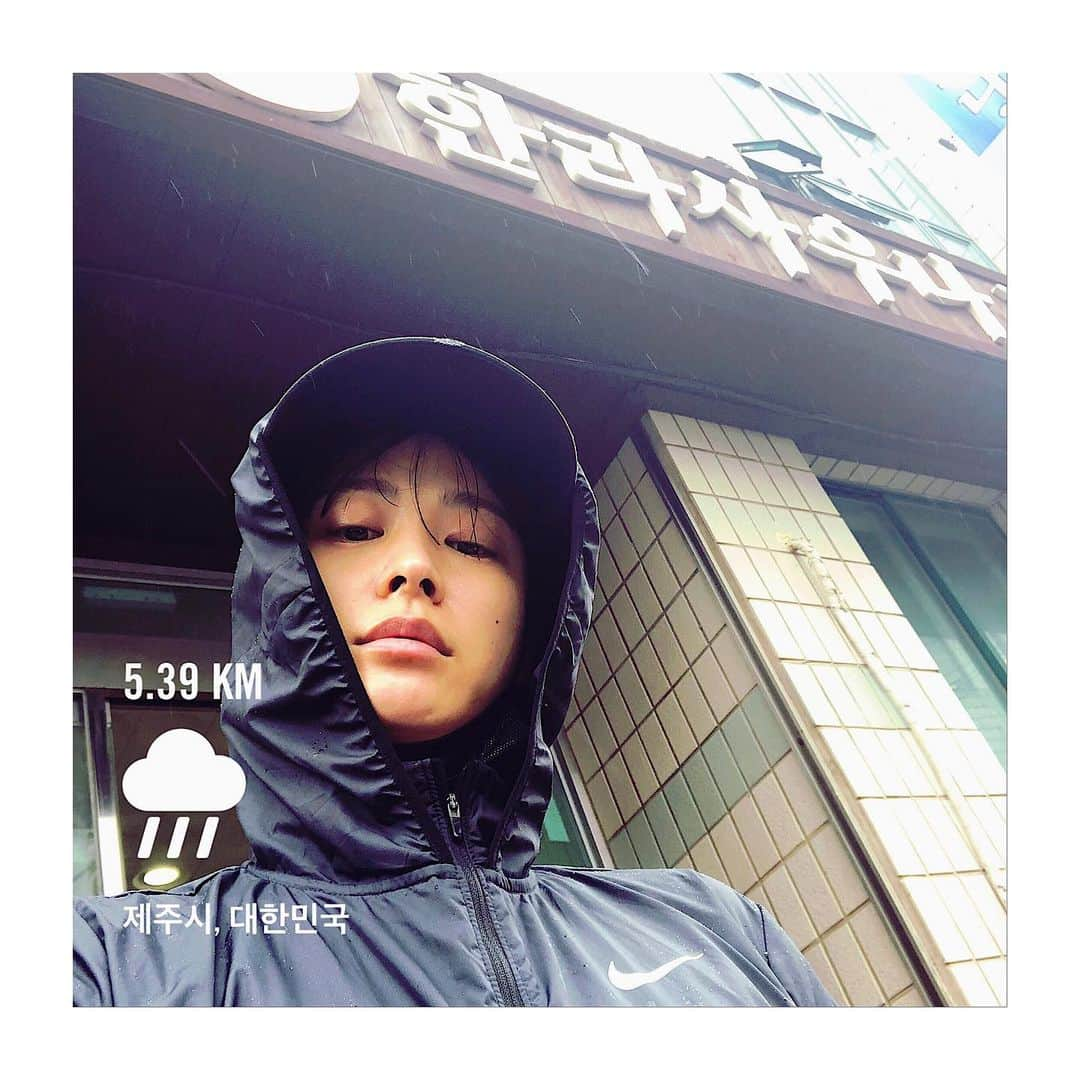 パク・ヒボンさんのインスタグラム写真 - (パク・ヒボンInstagram)「☔️우중런 후에 목욕탕에 와서 한림 바이브 제대로 느끼고 갑니다🙌🏾 #어르신들모두건강하세요 #많이배우고갑니다 #runningintherain #한림바이브 #친절한제주 #제주는소랑이우다 #jeju」7月10日 14時11分 - heevonne