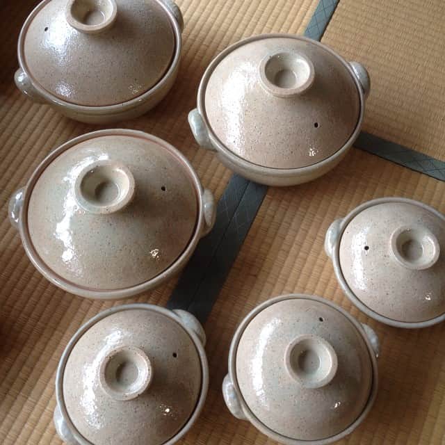 のインスタグラム：「当店が特別に製作をお願いした #松山陶工場 の #土灰釉 の #土鍋 が入荷いたしました。早速ショールーム2店舗にて先行販売しております。ぜひお越しくださいませ。 https://www.shokunin.com/jp/showroom/ @shokunincom  #職人ドットコム #京都 #京都市 #手仕事 #暮らしの道具 #そうだ京都行こう #暮らしを楽しむ #京都旅行 #京都巡り #京都観光 #京都散策 #京都散歩 #モノづくり #ものづくり #工芸品 #民芸 #民藝 #民芸品 #手工芸 #日本製 #伊賀焼 #伊賀焼き #伊賀焼の土鍋」