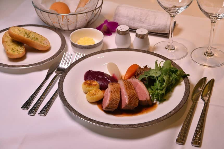 タイ航空さんのインスタグラム写真 - (タイ航空Instagram)「From now until 31 August 2019, if you're flying THAI on Royal First and Royal Silk Classes from Bangkok to Europe, prepare your taste bud for the following classic French menu prepared by a Michelin star chef: . Royal First Class: Bangkok - London route (TG910) First Course: Lobster Tiramisu Marinated, Tandoori Fruits, Mascarpone Cream  Main Course: Seared Duck Breast, Ginger Sauce, Potato Gnocchi, Beetroot Puree . Royal Silk Class: Bangkok to Frankfurt (TG920/922), London (TG910/916), Munich (TG924), Paris (TG930), Zurich (TG970) First Course: Caviar Scallop & Lobster, Green Jelly, Shallot Cream Main Course: Chicken Roll Stuff Prawn, Mushroom and Fennel Chicken & Prawn Sauce, Seared Tiger Prawn, Fennel Puree, Seared Fennel . Search for your desired flights and make reservations at thaiairways.com. . #ThaiAirways #FoodonBoard #InFlightMeal #InFlightCatering #FrenchCuisine #MichelinStarChef」7月10日 14時21分 - thaiairways