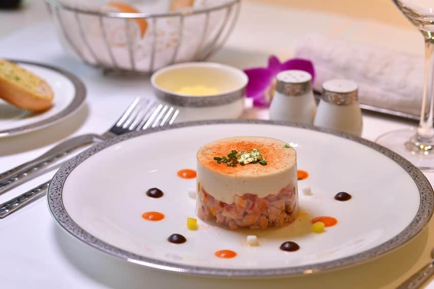 タイ航空さんのインスタグラム写真 - (タイ航空Instagram)「From now until 31 August 2019, if you're flying THAI on Royal First and Royal Silk Classes from Bangkok to Europe, prepare your taste bud for the following classic French menu prepared by a Michelin star chef: . Royal First Class: Bangkok - London route (TG910) First Course: Lobster Tiramisu Marinated, Tandoori Fruits, Mascarpone Cream  Main Course: Seared Duck Breast, Ginger Sauce, Potato Gnocchi, Beetroot Puree . Royal Silk Class: Bangkok to Frankfurt (TG920/922), London (TG910/916), Munich (TG924), Paris (TG930), Zurich (TG970) First Course: Caviar Scallop & Lobster, Green Jelly, Shallot Cream Main Course: Chicken Roll Stuff Prawn, Mushroom and Fennel Chicken & Prawn Sauce, Seared Tiger Prawn, Fennel Puree, Seared Fennel . Search for your desired flights and make reservations at thaiairways.com. . #ThaiAirways #FoodonBoard #InFlightMeal #InFlightCatering #FrenchCuisine #MichelinStarChef」7月10日 14時21分 - thaiairways