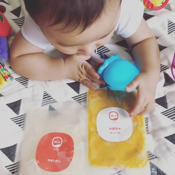 のインスタグラム：「息子の離乳食事情です。今回のお試しはこちら、届きましたー！【Mi+(ミタス)】添加物・保存料・調味料不使用で安心安全のベビーフード。三つ星フレンチシェフ、管理栄養士、医師が監修日本の四季に合わせて、極力農薬を使用しない契約農家の旬な青果を使用しこんな風に冷凍で届きます！ @mmitasu まだ一度に一袋食べきれない息子は解凍したものを小分けにしてまた冷凍保存します。いつものおかゆが美味しくなるね！私も楽できるし便利💛  まずはこの2つを小分けにして使ってみまーす！ #ミスタ #離乳食 #ベビーフード #こども #命になるごはん #PR #カリアング#バンカートーキョー #バンカー東京#レディスウェア#今日のコーデ#カットソー#コーディネート#森本容子#キッズウエア #マタニティウエア #マタニティ#マタニティコーデ #がんばれ高齢出産 #fashion #yocomorimoto  #生後5ヶ月#生後6ヶ月」