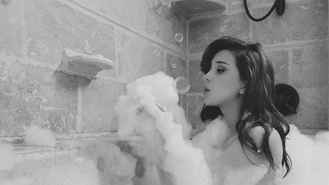 ジェシカ・ヴィルさんのインスタグラム写真 - (ジェシカ・ヴィルInstagram)「Midnight bubble baths in the castle ♡ what are you up to at this hour luvs? 🌬 can we also talk about how there isnt a bubble emoji? What is up with that! 😆」7月10日 14時24分 - jbunzie