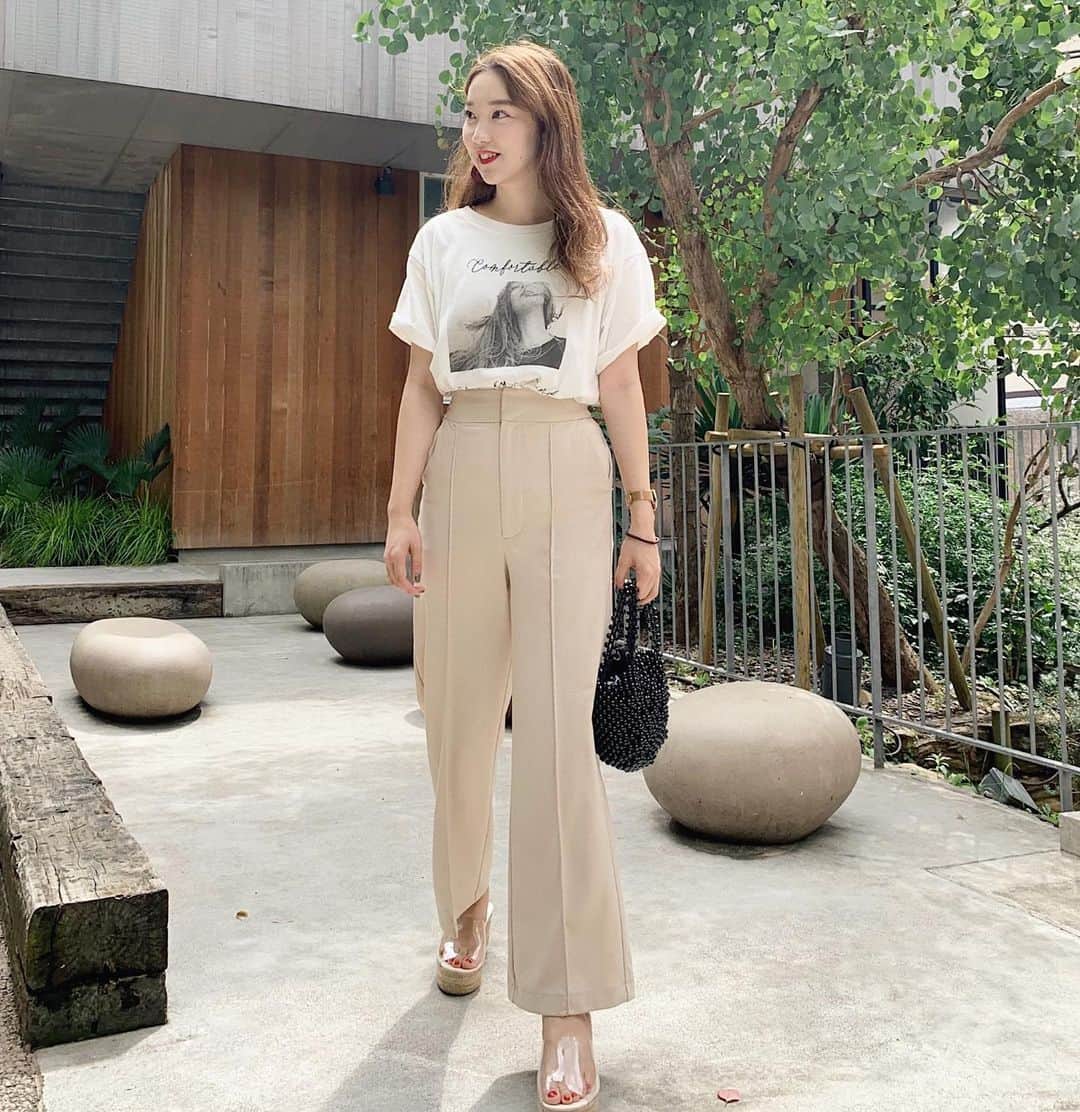 mina hinokuchiのインスタグラム：「. 気分を変えたくてBIGフォトTをget 袖口を少し折ってルーズに着るのが私的におすすめ🌵 . お気に入りのスラックスは、ベージュが今日少し再入荷しました☀︎ スラックスパンツ×ラインジュートサンダルの組み合わせが、最高に着痩せ＆スタイルアップする気がする！笑 やっぱり2色買ってよかった♡ #whoswhochico #salonbychico #mina_chicode #フーズフーチコ #スラックスパンツ #代官山」