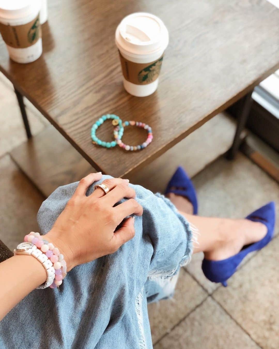 のインスタグラム：「💙💚💎💗💜 . 久しぶりにヒール履いた日。 必要だけど、やっぱりたまにでいいやと思う🤣 . 昨日はelims のアクセサリー並べて打ち合わせ💕幸せ🥺🧡 . . #coodinate#fashion  #accessories  #アクセサリー#ハンドメイド #パワーストーン #天然石 #ハンドメイドアクセサリー #ニコちゃん #ママコーデ」