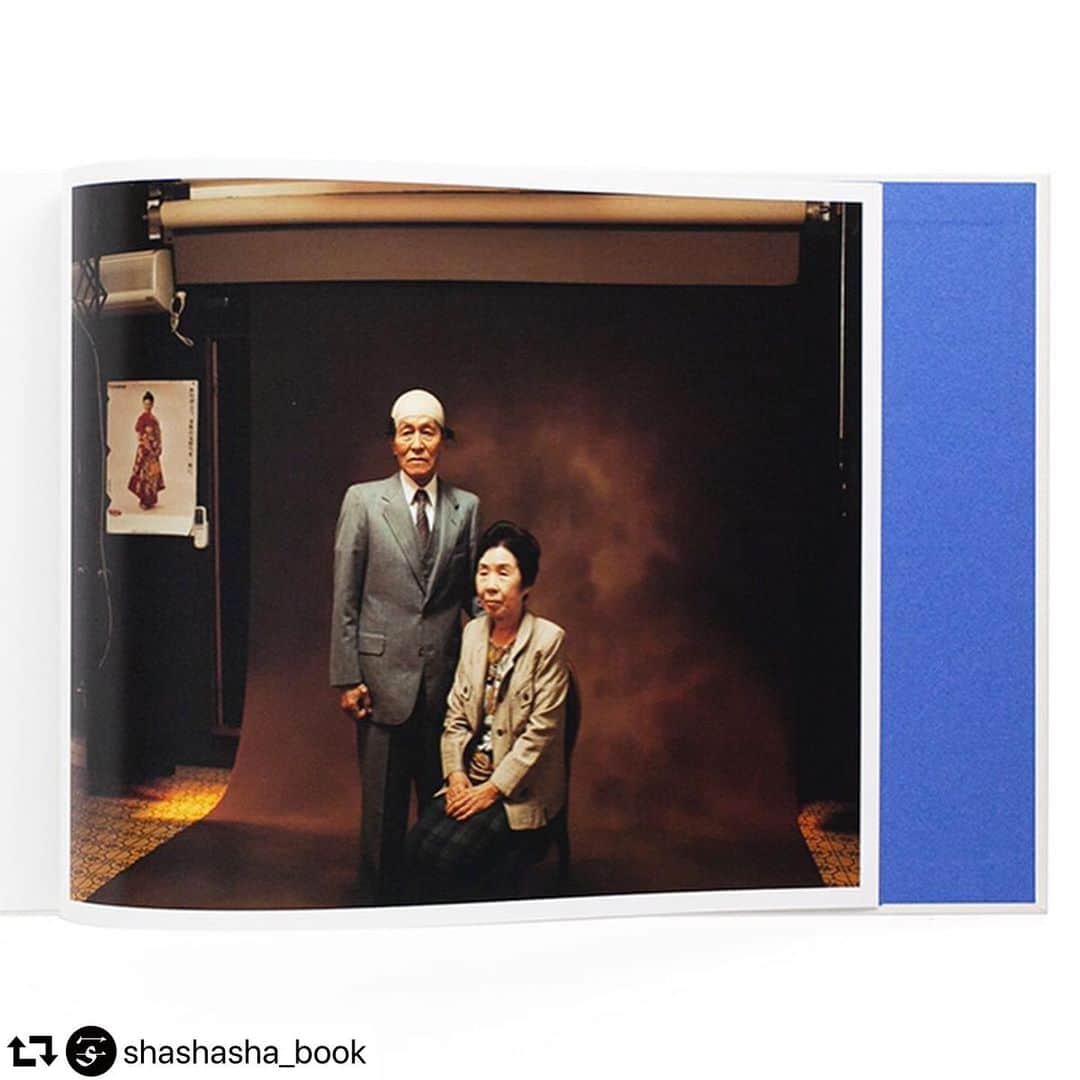 のインスタグラム：「#osamuyokonami #横浪修 #repost @shashasha_book ・・・ “Nannokenai” is Japanese photographer Osamu Yokonami’s first photobook, originally published in 2007 and winner of the 11th Shinpusha Photography Award. For the book, Yokonami chronicles his father’s everyday life in a seaside town. We see his father in everyday scenarios in his house, taking baths, playing with his grandchildren, meeting friends, working in the garden, taking strolls through the town and fields, going for a swim. Something about the father, a peculiarity, is never explained: we see him wear a loose bald cap on his head in every picture. The oddness of the cap – never mentioned, never focused on – combined with the unparticularity of the everyday life that Yokonami captured in beautiful, understated pictures, creates a strange, captivating sense of melancholy. As a first photobook, “Nannokenai” hints at the conceptual brilliance of Yokonami’s later works and presents a series of photographs that deserves attention for its peculiar appeal.#photobook #artbook #japanphotobook #japanesephotographer #japanphotographer #family」