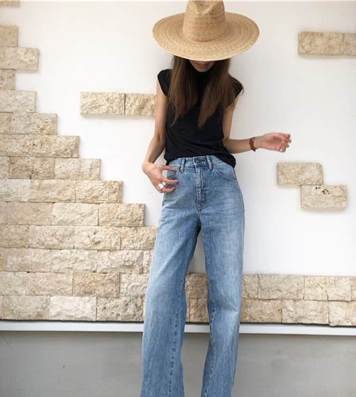 のインスタグラム：「2019,7,10 . 大好きな#uniqlo  の#ハイライズワイドストレートジーンズ  をハットで夏らしく(ت) . @launa_lea  #リアクレア 可愛い時計を着けてみました 小振りで、キラキラした文字盤が女性らしい♡ 10%offクーポン頂いてます 「asuka0119 」 是非お使いください\♡/" 3枚目▶️綺麗なハワイの星空の様な文字盤です . tops @dholic_official  bottom #ユニクロ hat @lackofcoloraus  watch #liakulea . #腕時計 #時計#locari#LIN_stagrammer#kaumo_fashion#KURASHIRU#ootd_kob#ponte_fashion#4yuuu#bySlife#スナップミー#snapgram_jp#myscrapbook#beaustagrammer #プチプラ高見えコーデ#大人カジュアル#大人カジュアルコーデ #アラフォーコーデ #アラフォー」