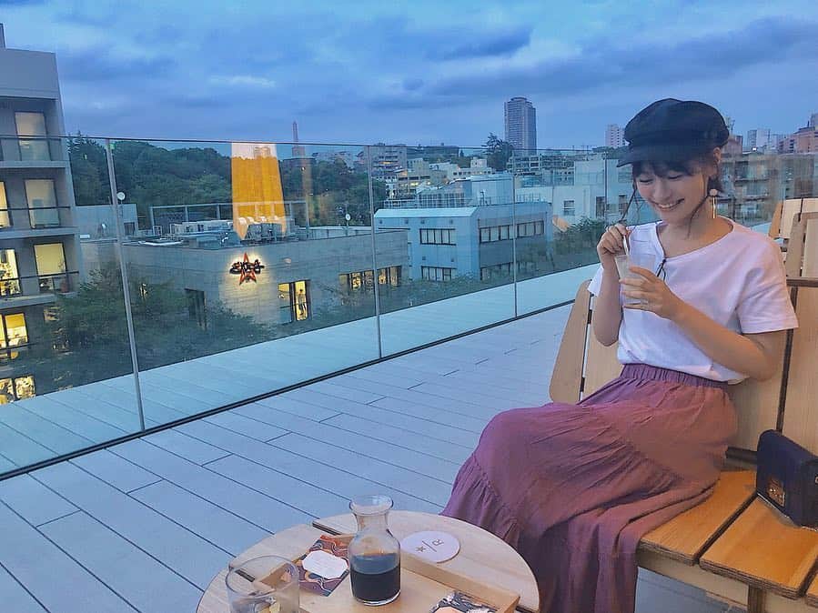 山下愛実（まなみるく）のインスタグラム：「テラスで気持ち良き☕️ #カフェ#café#中目黒#テラス #ヘアアレンジ#ootd#コーデ#followｍe」