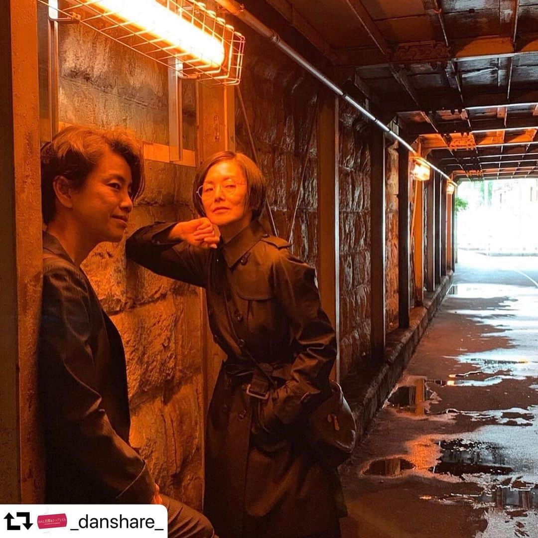 渡辺真起子さんのインスタグラム写真 - (渡辺真起子Instagram)「#repost @_danshare_ ・・・ あるトンネルでの撮影中のオフショット… 妖しげでカッコいい✨  謎の管理人と刑事。 ふたりの交わした密談の内容とは⁉️ #わたし旦那をシェアしてた ２話、あす放送です✨  #小池栄子 #りょう #岡本玲 #赤楚衛二 #黒木啓司 #小林よしひさ #渡辺真起子 #平山浩行 #夏木マリ #ytv #木曜ドラマF #ドラマ #マンゴー体操 #木曜日も夜ふかし #旦シェア 💍7/11(木)夜11:59〜2話放送、TVer・ytvMyDo!で見逃し配信中💍」7月10日 20時15分 - watanabe_makiko