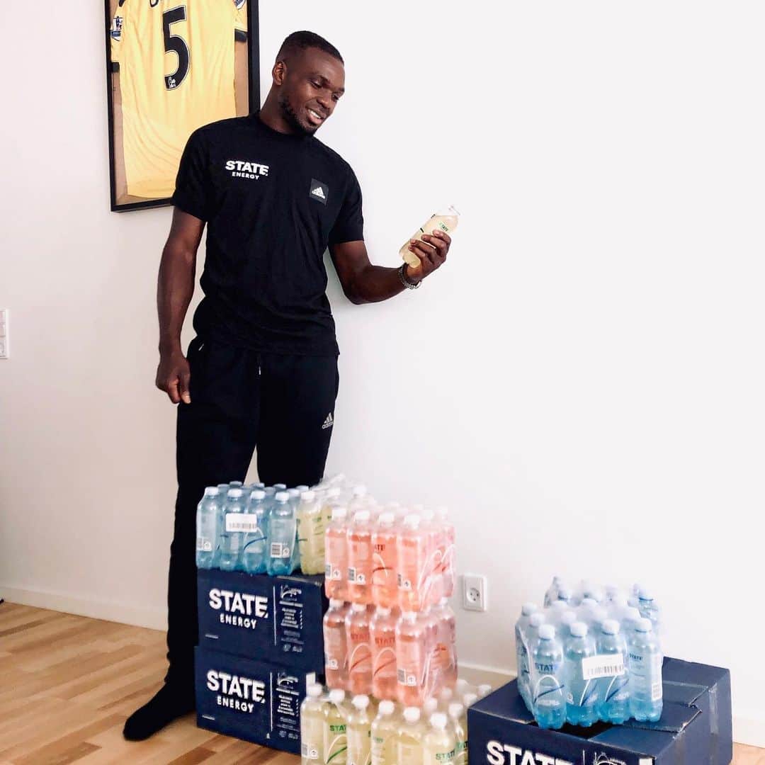 ヨレス・オコレのインスタグラム：「Commercial | My friends from STATE have created the most insane energy drinks improving longer lasting energy! Now you can win 4 cases of STATE and a STATE-training shirt signed by me of course!😉🔥 All you have to do is: 1️⃣ Follow @statedrinks & @joresokore  2️⃣ Name 2 of your friends you would share with!🙌🏻 #teamstate #statedrinks #improveyourenergy」