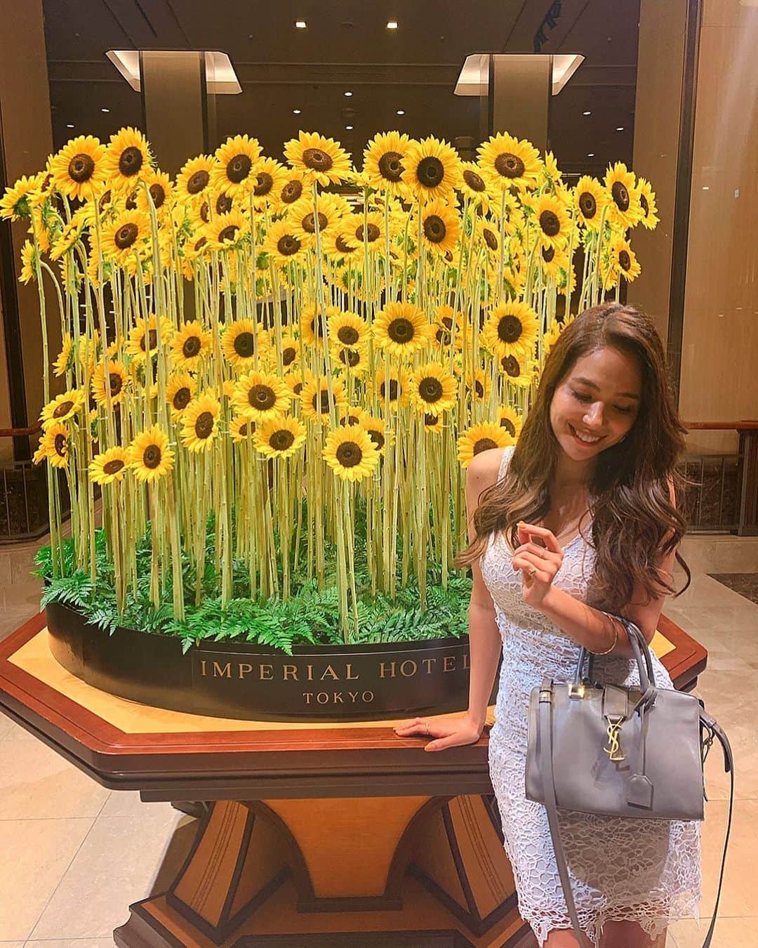 エリカ・セイラさんのインスタグラム写真 - (エリカ・セイラInstagram)「You’re my sunflower 🌻🌻🌻 #sunflower #ひまわり #向日葵 #ヒマワリ #🌻 #imperialhotel #imperialhoteltokyo #HalfJapanese #eurasian #flowerstagram #ysl #yslbag #guess #saintlaurent #サンローラン #帝国ホテル」7月10日 20時18分 - erica_sarah_