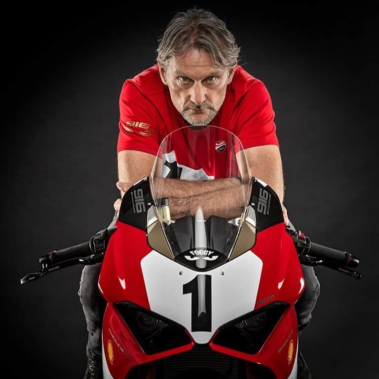 Ducati Japanさんのインスタグラム写真 - (Ducati JapanInstagram)「ドゥカティは1994年にデビューしたDucati 916の25周年を記念して500台限定のPanigale V4 25° Anniversario 916を発表します。この限定モデルは90年代にドゥカティで4度のワールドチャンピオンを獲得した”King”カール・フォガティと共にカリフォルニア・ペブレビーチで7月12日Pm8時（現地時間）にアンベイルされます。 #ドゥカティ #ドゥカティいいじゃん #パニガーレ #Panigalev4」7月10日 20時18分 - ducatijapan