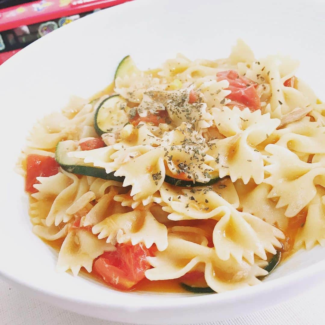 佐藤康恵さんのインスタグラム写真 - (佐藤康恵Instagram)「リボン🎀のトマト🍅パスタ🍝 息子は余り反応なかったけど😅女の子はリボンの形のパスタに嬉しくなって、たくさん食べてくれるかな(^ ^)💖 いよいよ、今週日曜日は‼️ なんと、飯能河原で‼️ バーベキュー🍖🍖🍖じゃい❣️ 梅雨だからな〜〜💦…心配 皆んな‼️14日だけは降らないようにお願いしてください🤗 #pasta #lunch #佐藤康恵 #ysjewel #yasuesato #bbq #飯能河原 #shelterkuko #workshop」7月10日 14時57分 - yasuesato.official