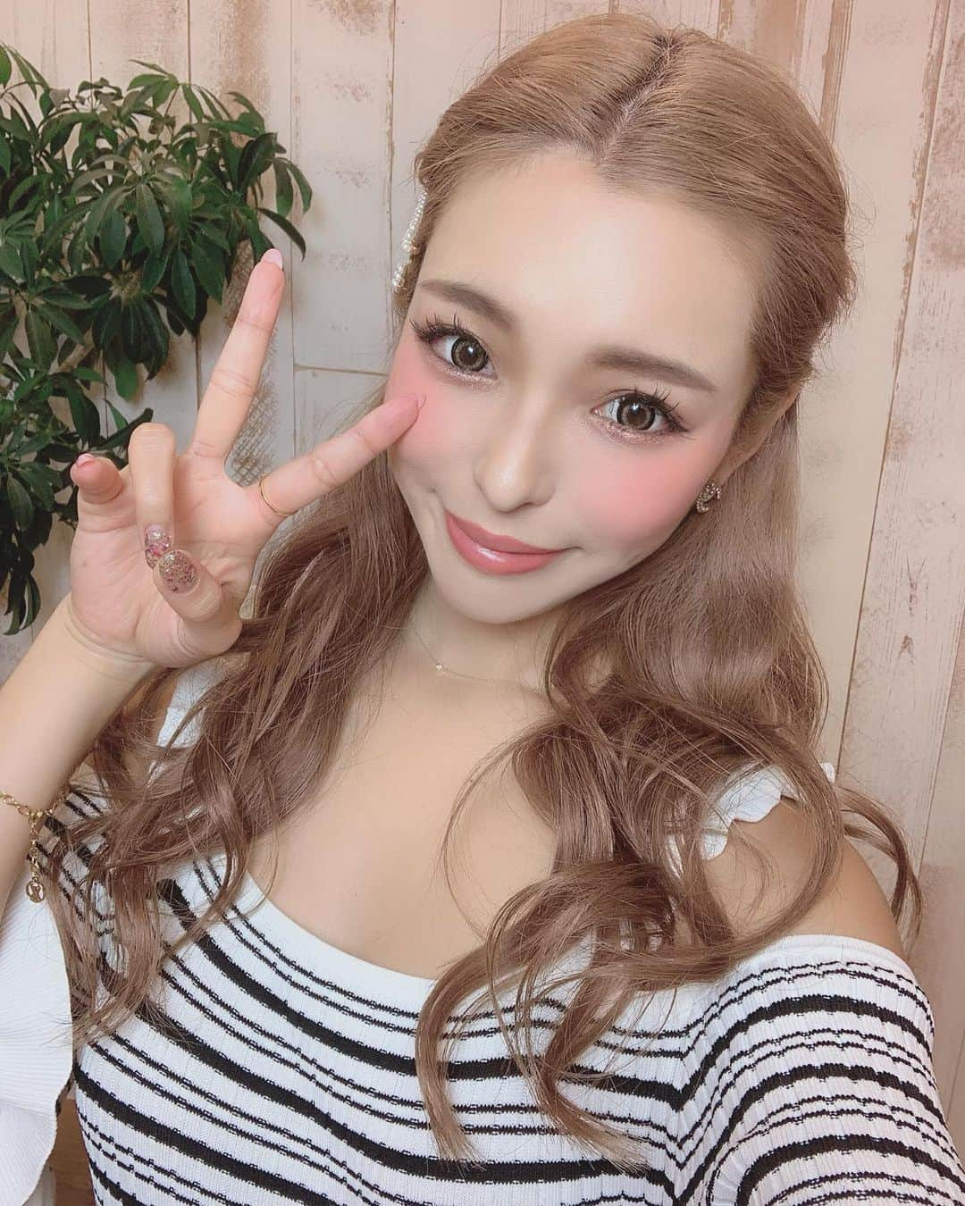 Hitomiさんのインスタグラム写真 - (HitomiInstagram)「❤︎ 昨夜のLiveMe @livemejapan  見てくださった方々ありがとうございました❤️ 1番素の自分でいれるライブミーがだいすき🥰❣️❣️ 昨日も色々話を用意してきたんだけど 楽しんでもらえたみたいでよかった😍 また面白い話探してくるね🤔 周りでいつも面白いことしかないから 何話そうか迷っちゃう😂💓 また見てねん🥺 . ピースは小指が立つタイプ✌️笑 . #Liveme #ライブミー #cyberjapan #cyberjapandancers #サイバージャパン #live #me #girl #instapic #instaphoto #instagood #japan #makeup #lips #tflers #japanesegirl #ライブ」7月10日 14時51分 - hitomi_01270