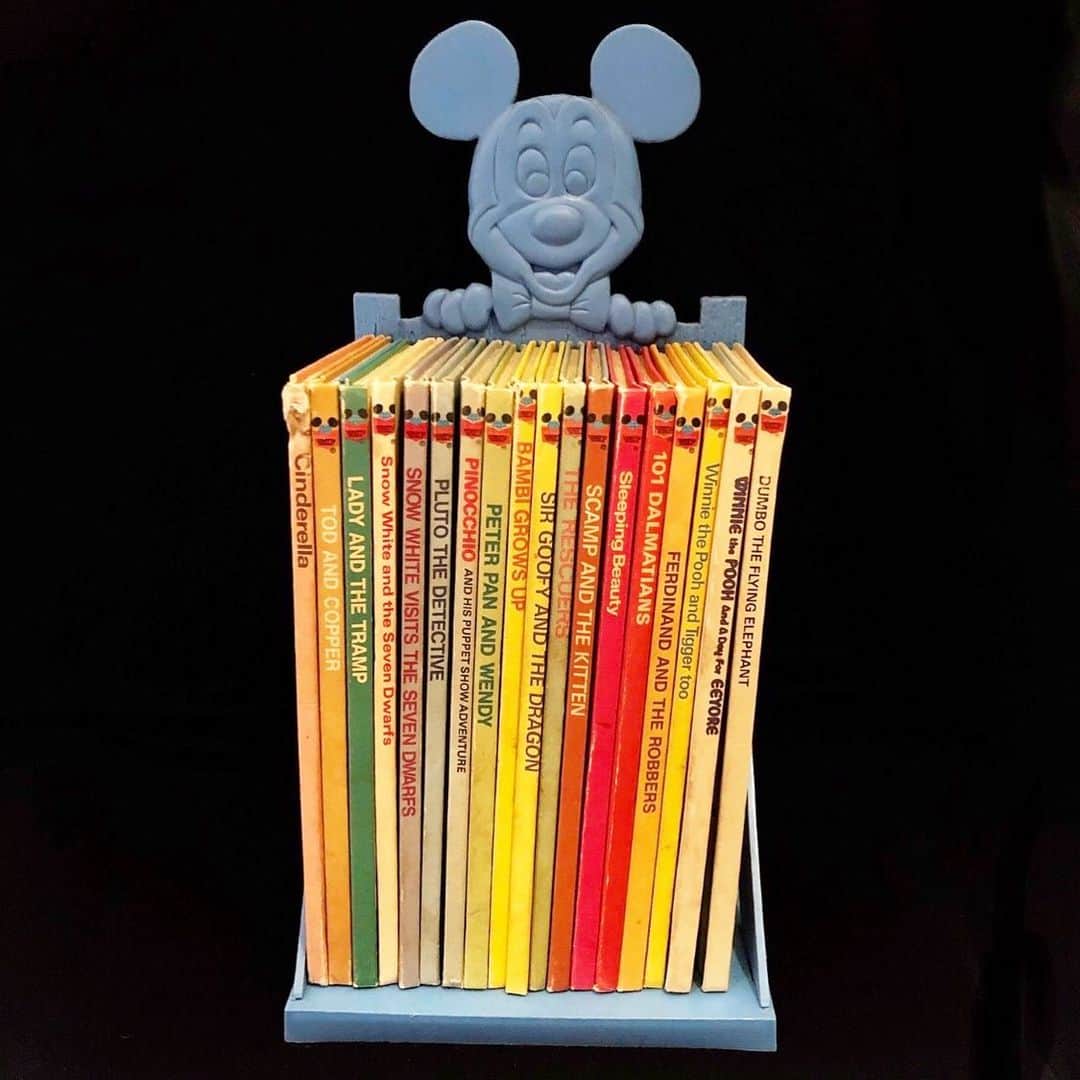 おもちゃやSPIRALさんのインスタグラム写真 - (おもちゃやSPIRALInstagram)「1975 Disney Book Set入荷しました！﻿ ﻿ 絵本18冊とスタンドの﻿ セットです📙✨﻿ ﻿ 9800円です！」7月10日 14時53分 - spiral_toy