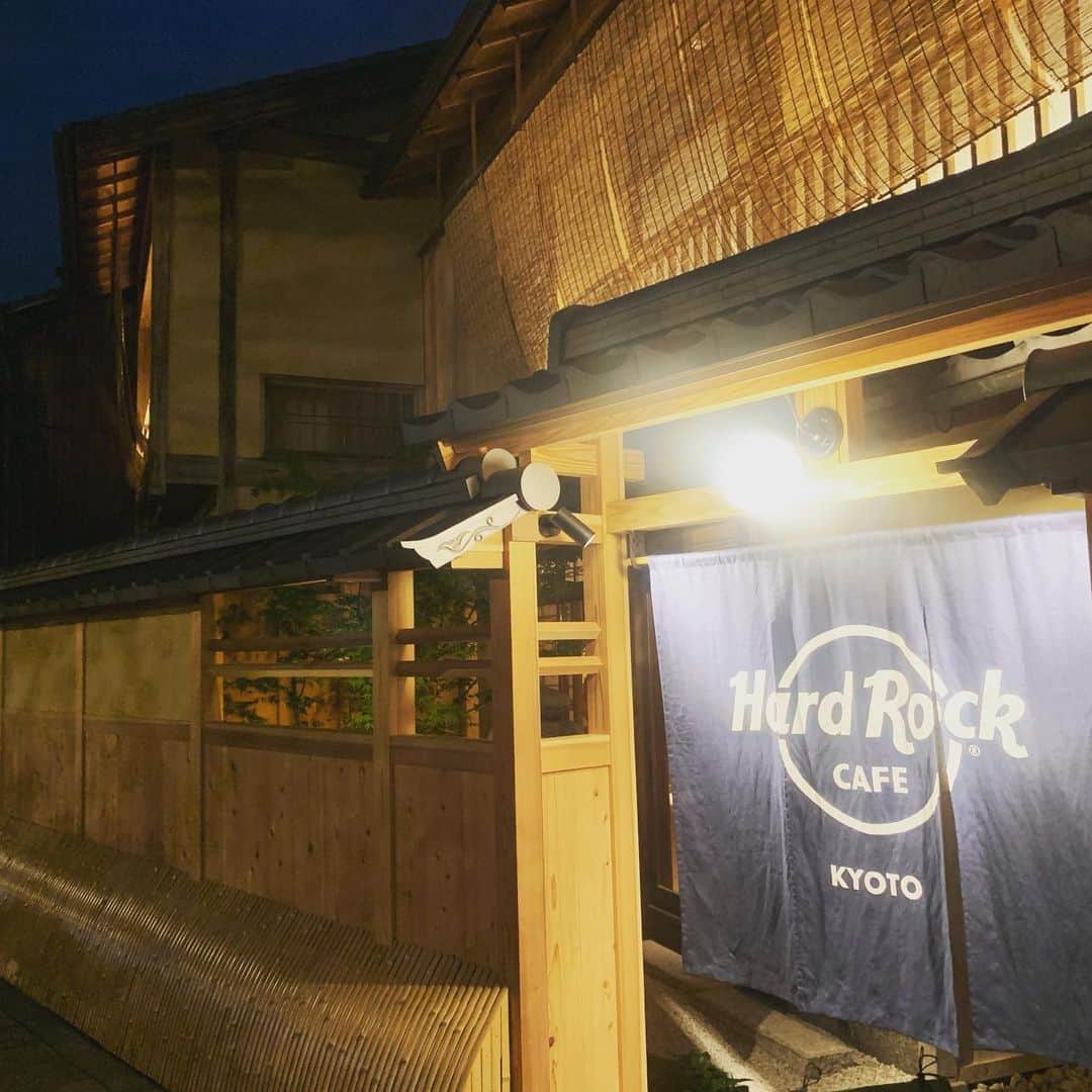 森夏子さんのインスタグラム写真 - (森夏子Instagram)「Hard Rock Cafe KYOTO🎸 July 12th Fri. 11am OPEN 🎉  祇園・白川エリアに すっかり馴染んではります♬ 春の🌸 今は緑の季節🌿 夜のお散歩には最高のエリア✨  スターグッズは👉  #price #philcollins #william #eminem #madonna #elvispresley  #taylorswift … and more 💓  1F ウエイティングスペース＆グッズ 2F レストラン(個室有り)  気になる 限定グッズはのちほど🤚  #hrckyoto #hrc #hrckyotohrhunter #ハードロックカフェ #ハードロックカフェ京都 #内覧会 #レセプションパーティー」7月10日 15時02分 - natsusora72